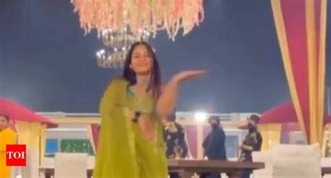 Viral video: Girl grooves to ‘Pahadi’ song at wedding; netizens stunned ...