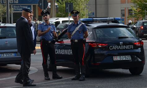 Beve troppo e finisce fuori strada: 54enne denunciato per guida in