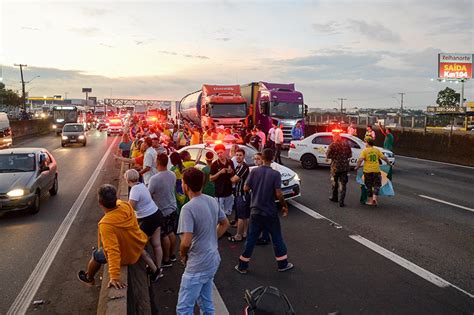 No Bloqueio De Estradas Por Caminhoneiros Prf S Observa