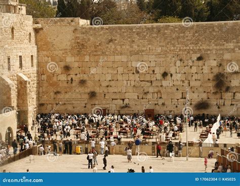 Rezos Del Judío Cerca De La Pared Occidental En Jerusalén Imagen de