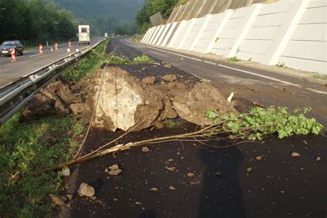 Zosunut Svah Medzi Iarom A Zvolenom Obmedzenia Bystrica Sk