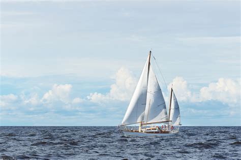 Ketch vs Yawl: Comparing Two Classic Sailboat Rigs