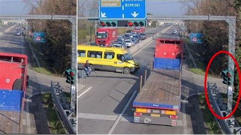 Camion Passa Col Rosso E Rischia Di Schiantarsi Contro Uno Scuolabus