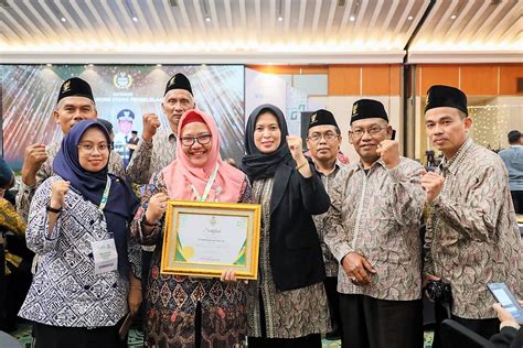 Kado Jelang Ramadan Bupati Dan BAZNas Gresik Raih Penghargaan BAZNas