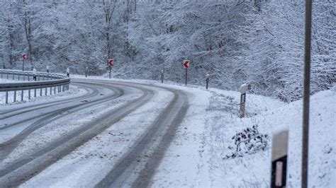 Unfall Auf Schneeglatter Stra E Bei Bad Berka