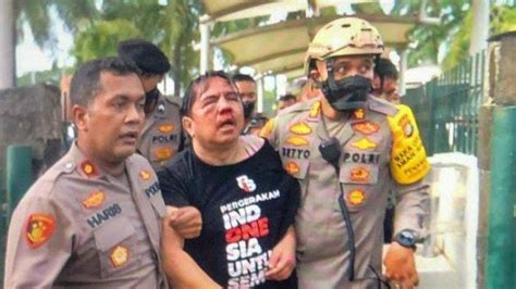 Brutalnya Para Pendemo Di Depan Gedung DPR RI Dosen UI Ditelanjangi