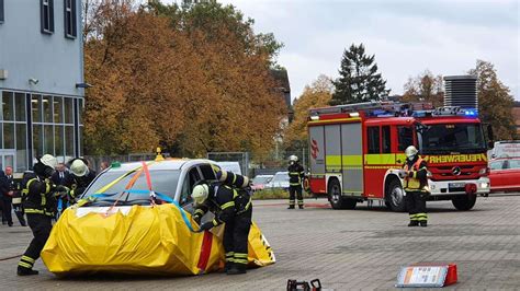 Brennende E Autos Stellen Feuerwehr Vor Neue Probleme Innovative Idee