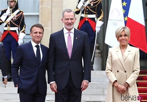 El Rey Felipe Con Emmanuel Y Brigitte Macron En La Ceremonia De