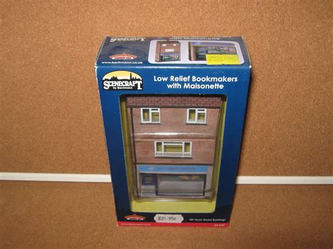 Bachmann Scenecraft 44 247 Low Relief Bookers With Maisonette OO Gauge