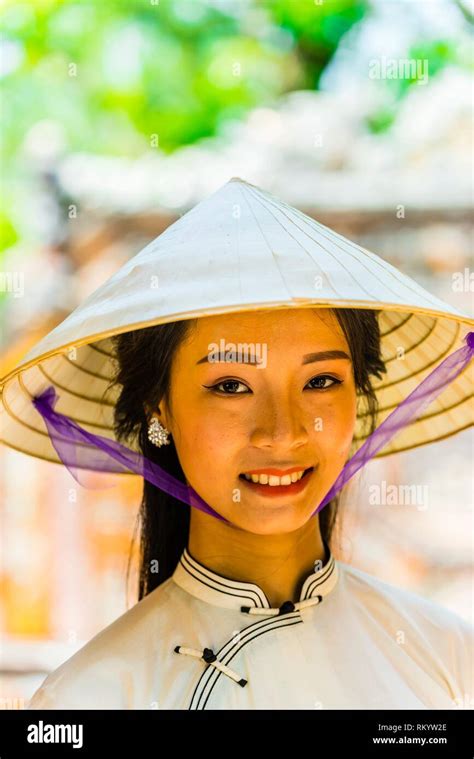 Mujer Vietnamita Vistiendo El Traje Tradicional De Ao Dai En La Ciudad