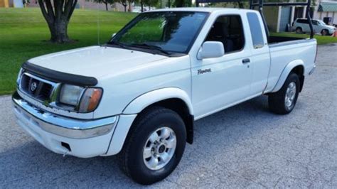 Sell Used 1999 NISSAN FRONTIER KING CAB XE WITH 4 WHEEL DRIVE NO