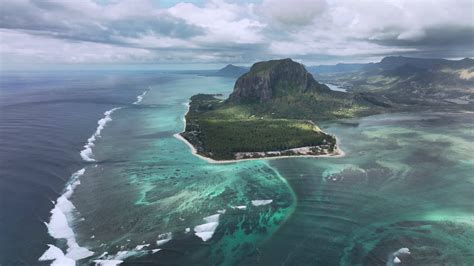 Main View Of Le Morne Brabant With Underwater Waterfall, Mauritius ...