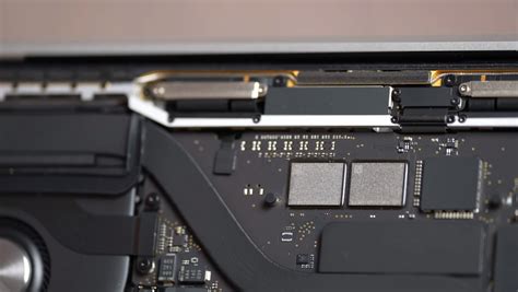 Apples M Macbook Air Features Two Nand Flash Chips Resulting In