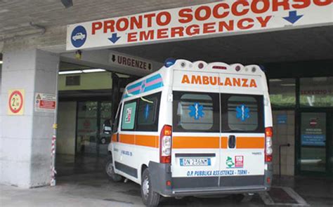 Terni Ragazza Di 32 Anni Precipita Dalla Tromba Delle Scale E Si