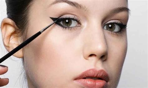 How to do winged eyeliner with pencil