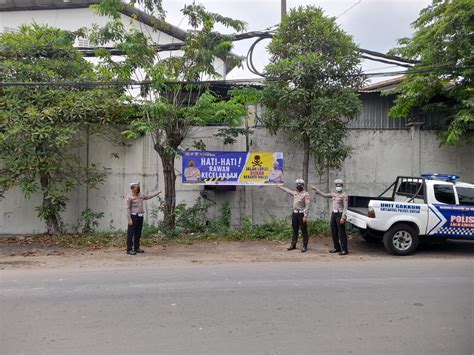 Jelang Nataru Satlantas Polres Gresik Pasang Banner Spanduk Dan Baliho