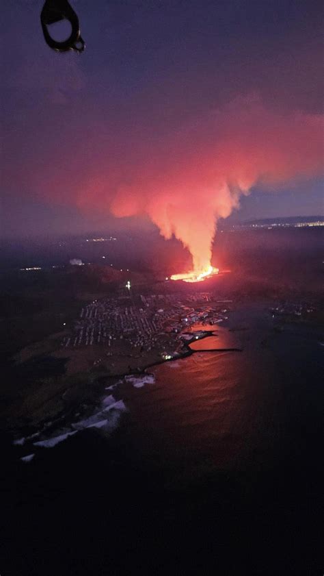 Eruzione in Islanda la lava scorre verso Grindavík raggiunte le case