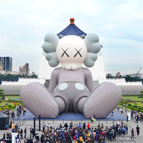 Las instalaciones más memorables de KAWS - All City Canvas