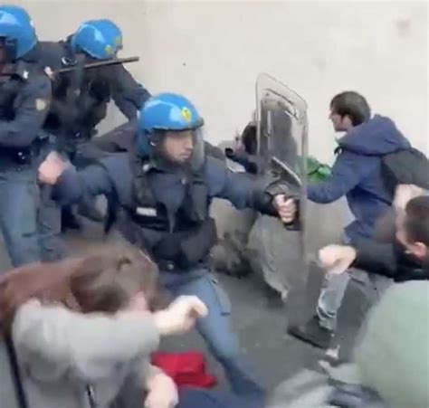 La Polizia Carica Gli Studenti Durante I Cortei Pro Palestina A Pisa 3