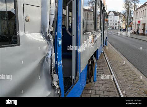 Lipsia LKW rammt beim Abbiegen mit Auflieger Straßenbahn Tausende