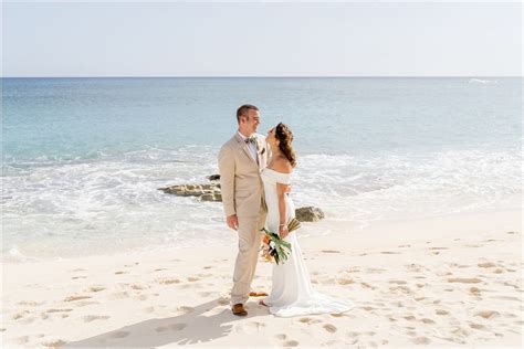 Charming Grand Cayman Wedding | Alyssa + Scott - Janet Jarchow Photography