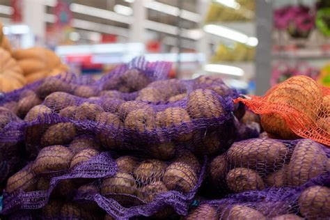 Ramassez Les Pommes De Terre Crues Dans Un Filet De Toile De Jute Sur