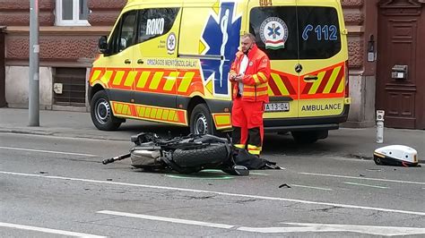 Ment Aut Val Karambolozott Egy Motoros Budapesten Egy Ember Meghalt