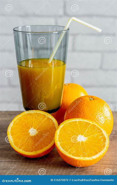 Sumo De Laranja Fresco E Laranjas Foto De Stock Imagem De Corte