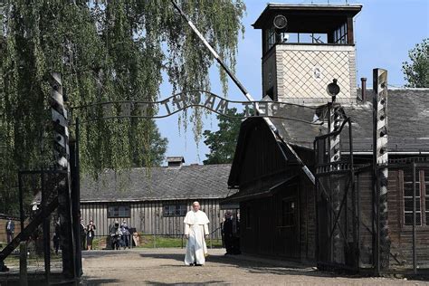 Papa Francesco Ad Auschwitz A Piedi Da Solo Sotto La Scritta Arbeit