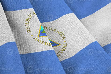 bandera de nicaragua con grandes pliegues ondeando de cerca bajo la luz