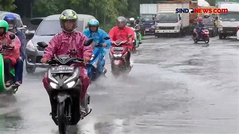 Hujan Deras Akibatkan Ruas Jalan Cakung Cilincing Jaktim Terendam