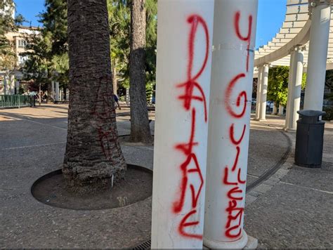 Aparecen pintadas vandálicas en la Plaza de las Columnas Canal 4 Diario