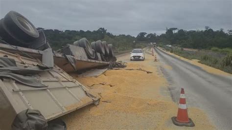 Carreta Tomba E Espalha Carga De Milho Na Pista Em Acidente Na Br