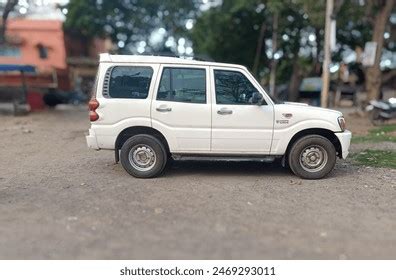 1 Mahindra Scorpio Classic Images Stock Photos And Vectors Shutterstock