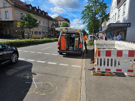 Unfall In N Rtingen Auto F Hrt Gegen Ampel Zwei Fu G Ngerinnen