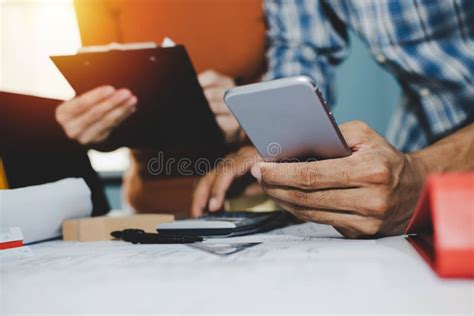 Hand Des Ingenieurs Und Architekt Berechnung Auf Digitale