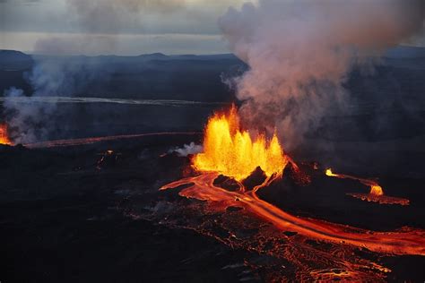 Photographer Captures Iceland’s Largest Volcanic Eruption In Over 200 Years