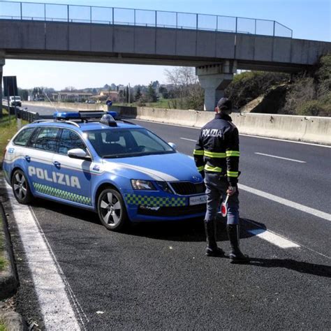 Minori Lanciano Sassi Dal Cavalcavia E Colpiscono Auto Denunciati