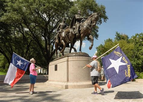 Un Homme Inculpé Pour Avoir Voulu Faire Exploser Une Statue Confédérée Au Texas Le Soir