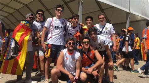 Aficionados De Barcelona Y Valencia Invaden Sevilla Por Copa Del Rey