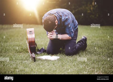 Hombre De Rodillas Rezando Fotografías E Imágenes De Alta Resolución