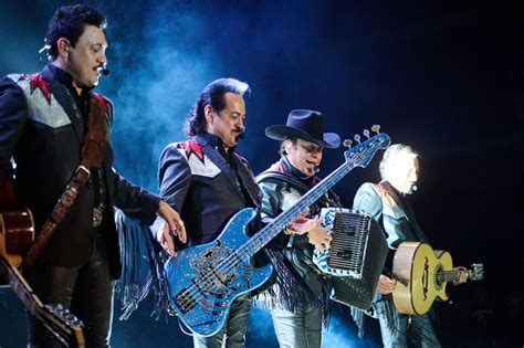 Los Tigres Del Norte Rugen Con Fuerza En El Navarra Arena