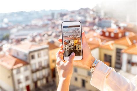 Mulher Fotografando A Paisagem Urbana De Um Telefone Na Cidade