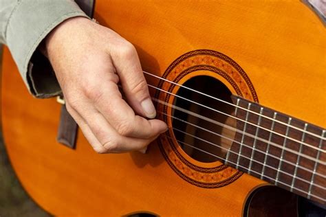 Manos Masculinas Tocando La Guitarra Ac Stica De Cerca El Maestro Est