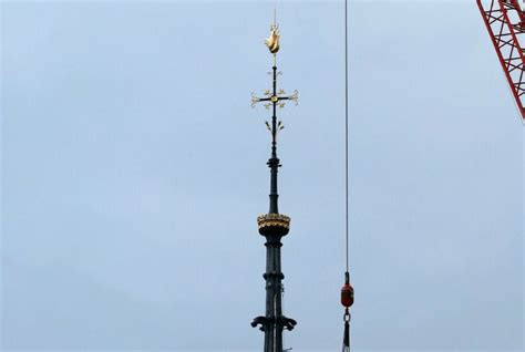 FOTOS Develan aguja de la Catedral de Notre Dame de París tras la