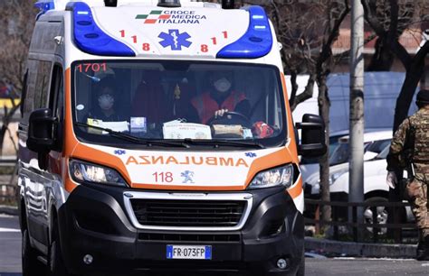 Incidente A Roma Con Lo Scooter Contro Un Autocarro Morti Due 18enni