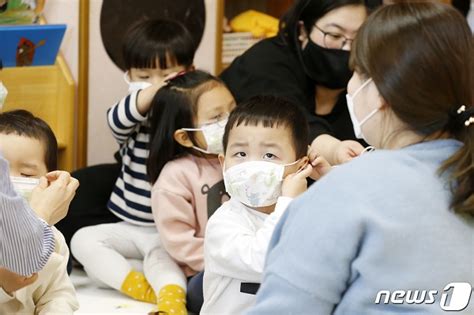 교육부 소형 보건용 마스크 306만장 학교 비축