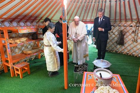 Viaje apostólico a Mongolia Encuentro con los obispos sacerdotes