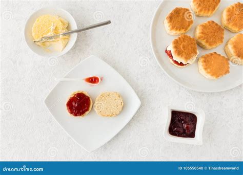 Scones Con Crema Y Mermelada De Fresa Coaguladas Foto De Archivo