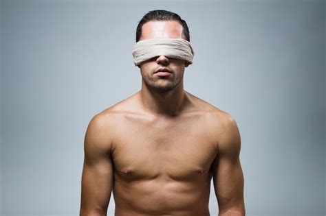 Retrato De Joven Desnudo De Ojos Vendados Foto Premium